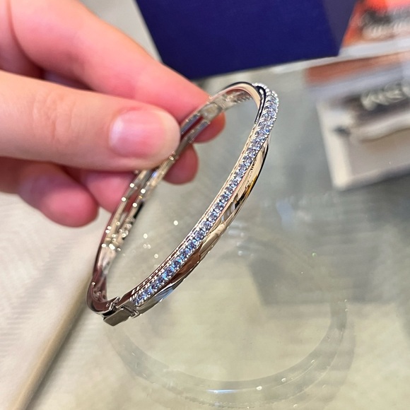 𝐒𝐰𝐚𝐫𝐨𝐯𝐬𝐤𝐢 𝐍𝐖𝐓 Twist Rows Bracelet Blue Rhodium Plated - Picture 8 of 11